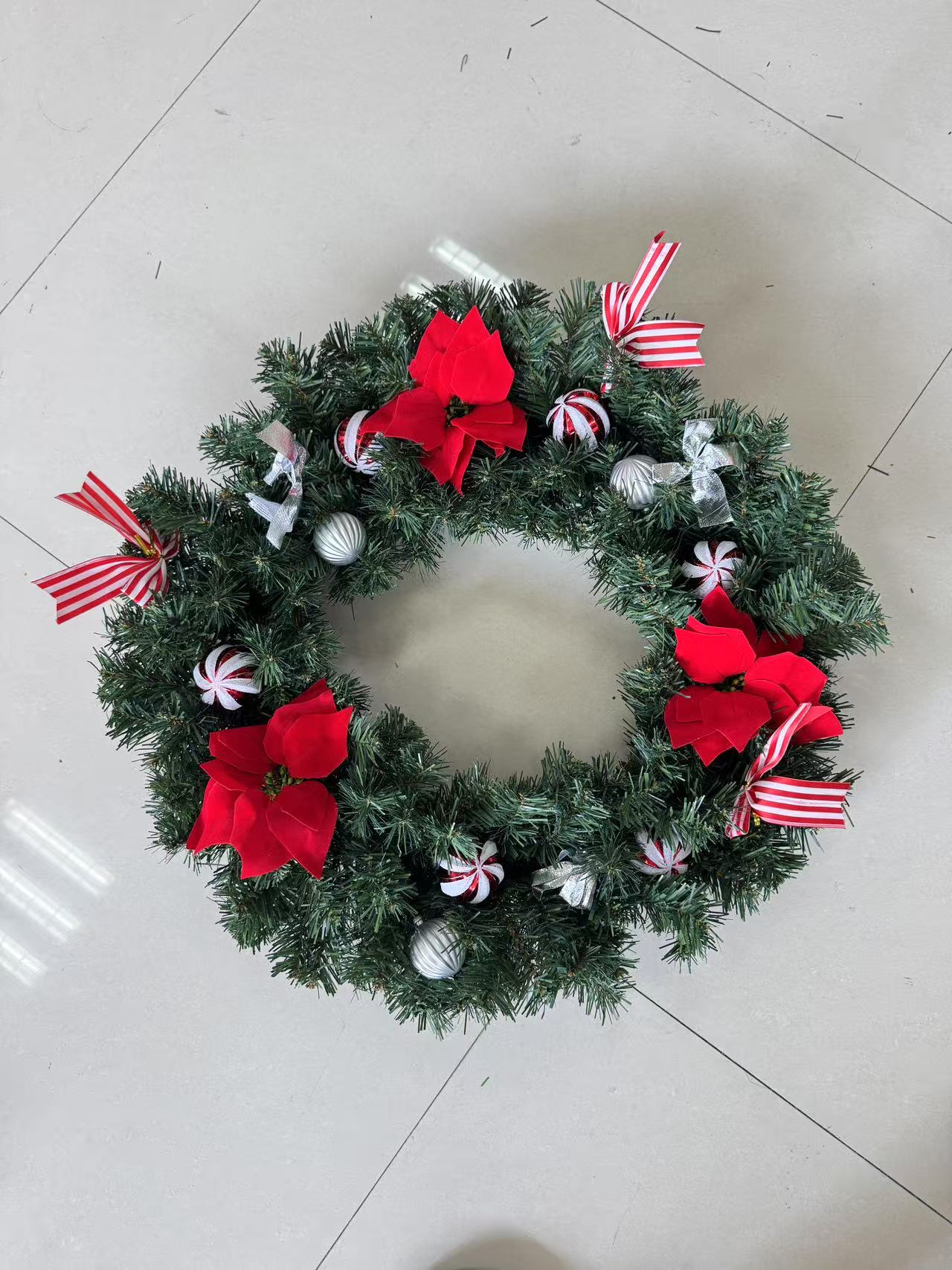 საახალწლო დეკორატიული გვირგვინი - წითელში - 1