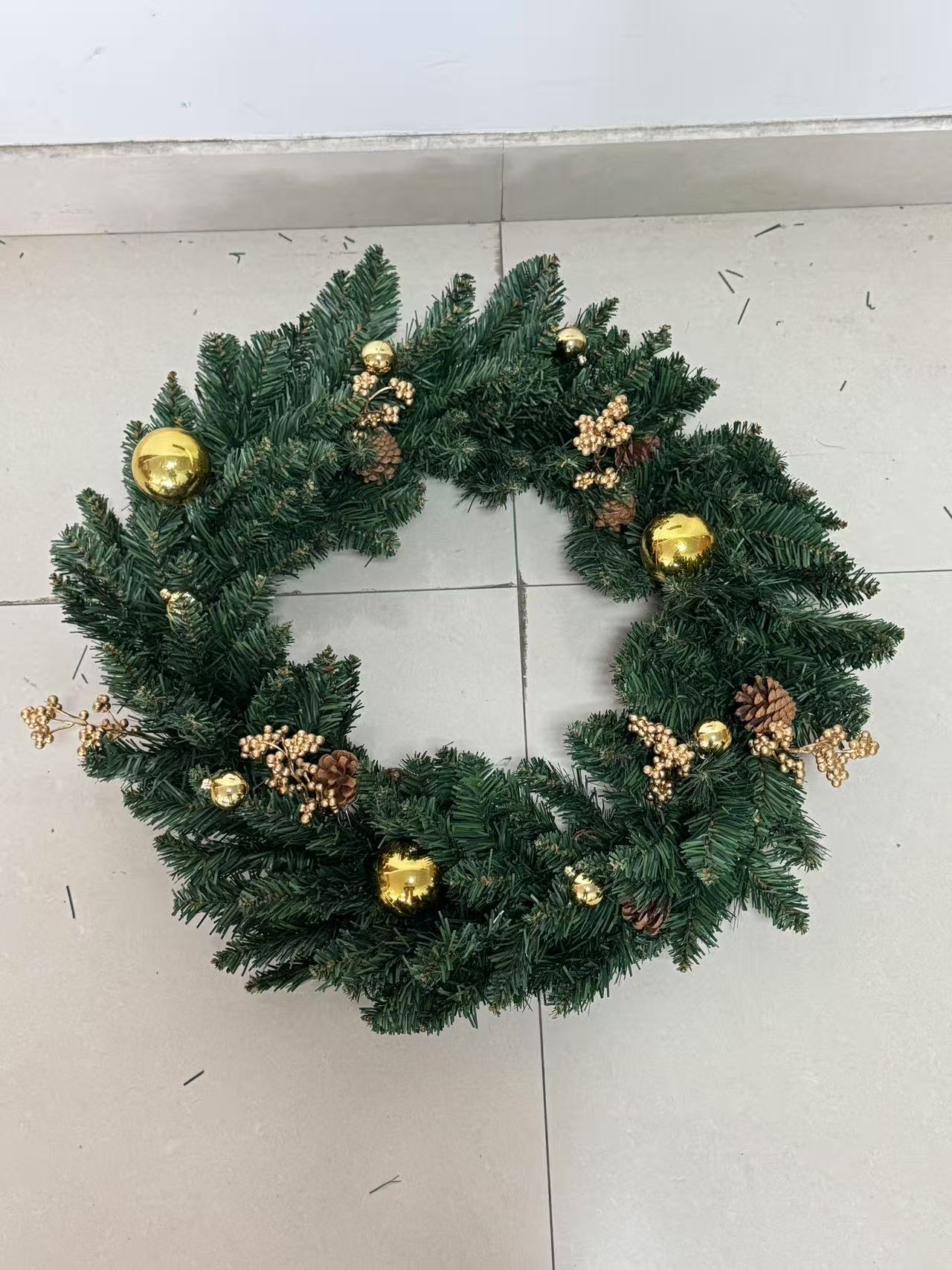 საახალწლო დეკორატიული გვირგვინი - ოქროსფერში - 1