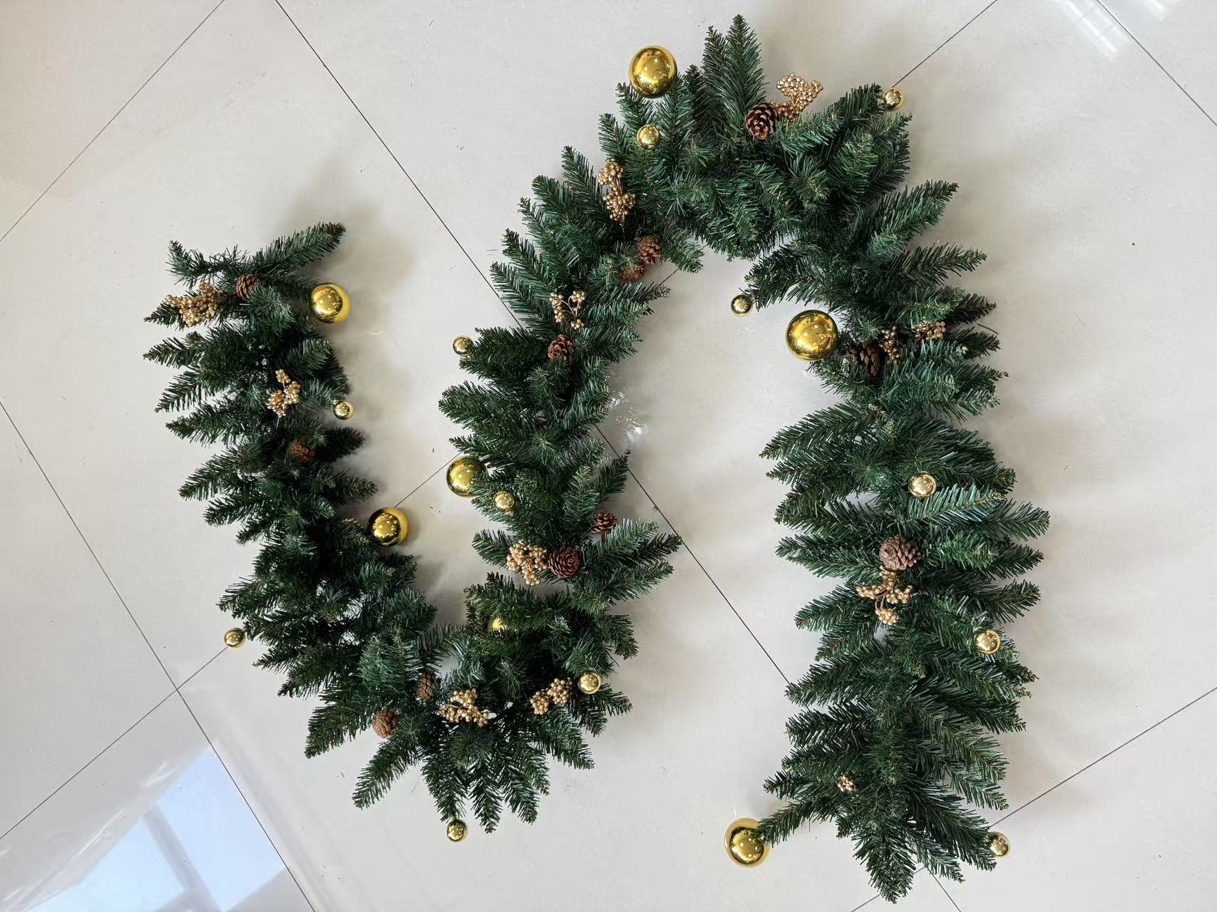 საახალწლო (კედლის, კარის) დეკორაცია - წითელშისაახალწლო (კედლის, კარის) დეკორაცია - ოქროსფერში - 1